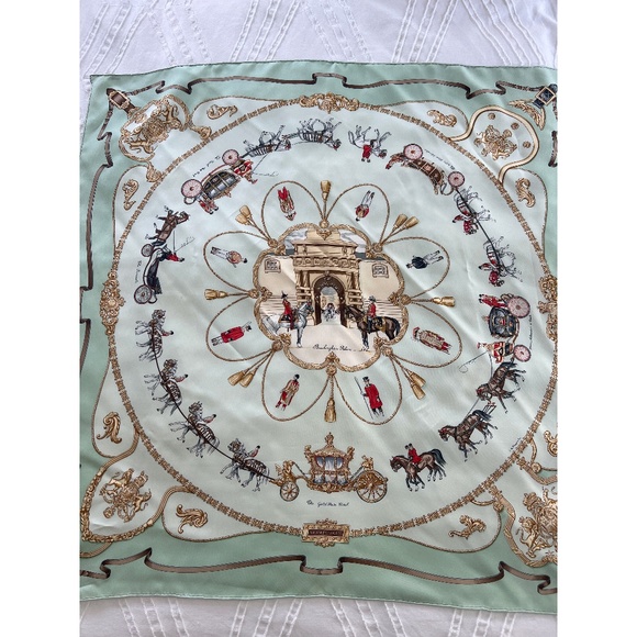 HERMES "ROYAL MEWS" Buckingham Palace SILK SCARF, 90, Pale Green - Picture 3 of 12